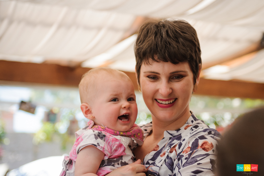 foto aniversariante passeando e sorrindo com a mãe para os convidados