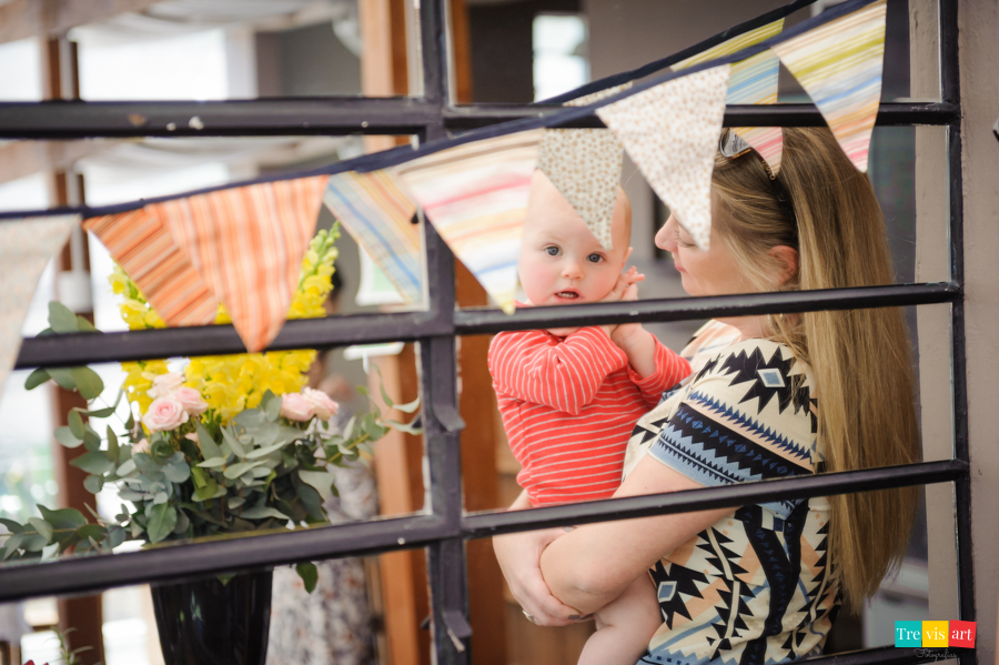 Foto aniversariante brincando com a convidada em sua festa de aniversario