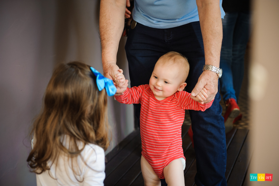 Foto aniversariante brincando com a convidada em sua festa infantil