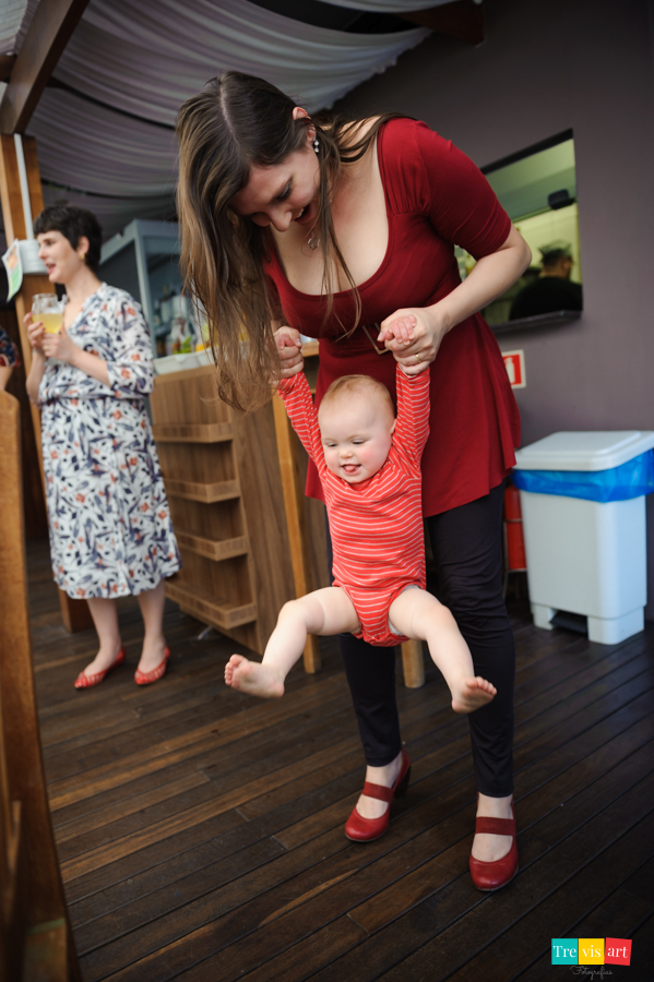 Foto aniversariante brincando com a convidada