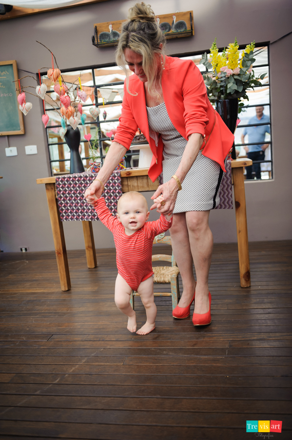 Foto aniversariante brincando com a avó