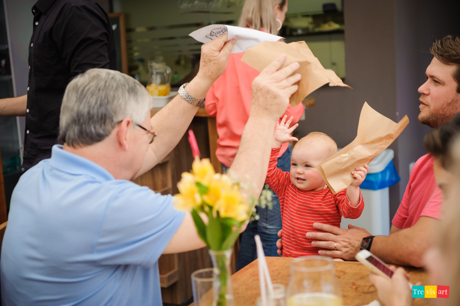 Foto aniversariante brincando com o avô e tio