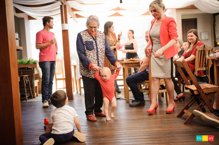 Foto aniversariante brincando com a bisavó