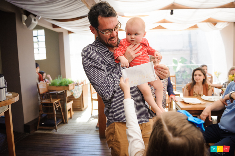 Foto aniversariante recebendo carta de uma convidada