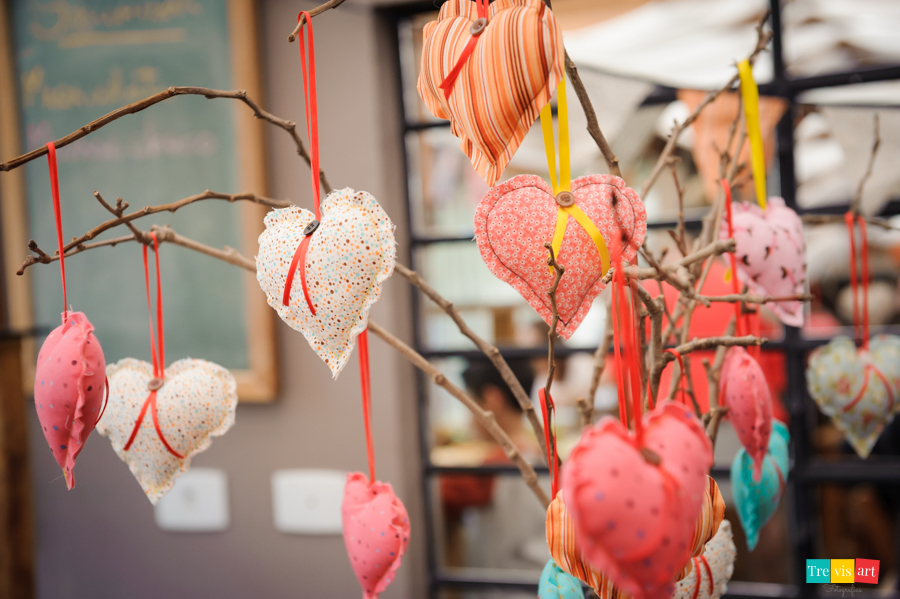 Corações de tecido enfeitando a festa de aniversário