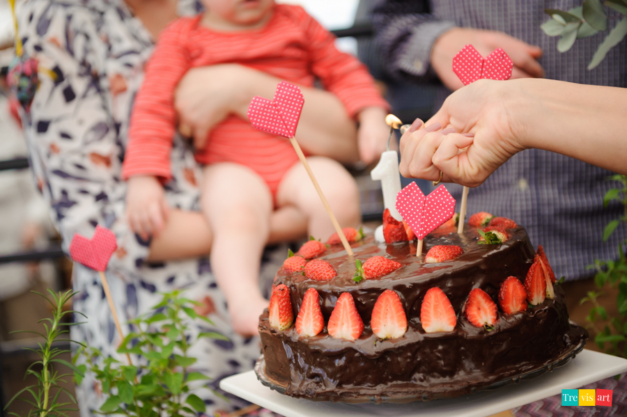 Foto do bolo de aniversario acendendo a vela