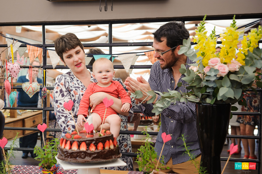 foto da hora do parabéns e a aniversariante sorrindo na sua festa de aniversario infantil