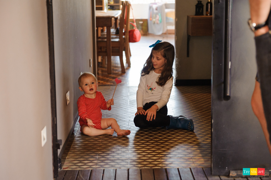 Foto aniversariante brincando com a convidada em sua festa de aniversario