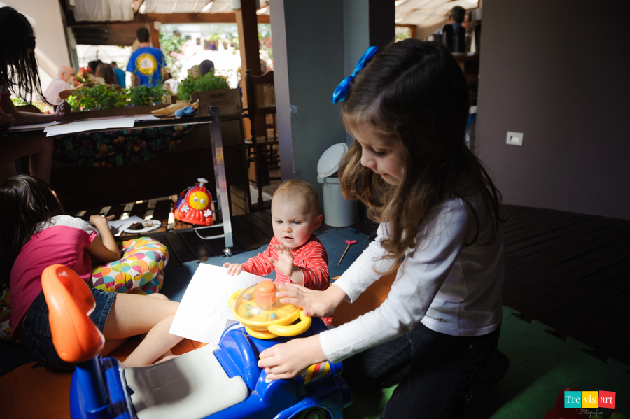 Foto aniversariante brincando amigos na sua festa de aniversario