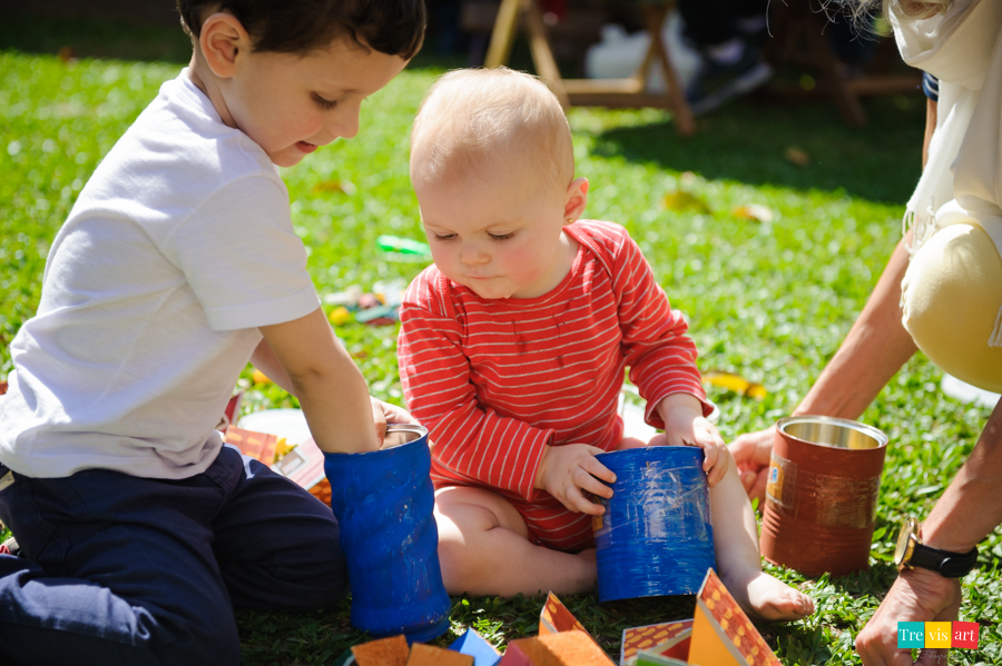 Foto aniversariante brincando com o convidado