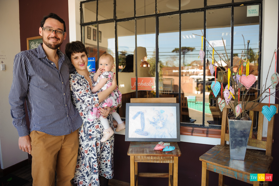 Foto aniversariante na entrada da festa de aniversario com os pais