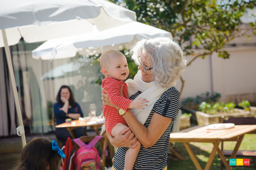 Foto aniversariante brincando com a vovó na sua festa de aniversario