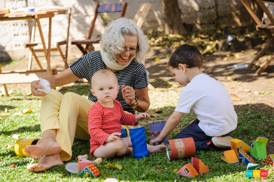 Foto aniversariante brincando com a vovó e amigos na sua festa de aniversario