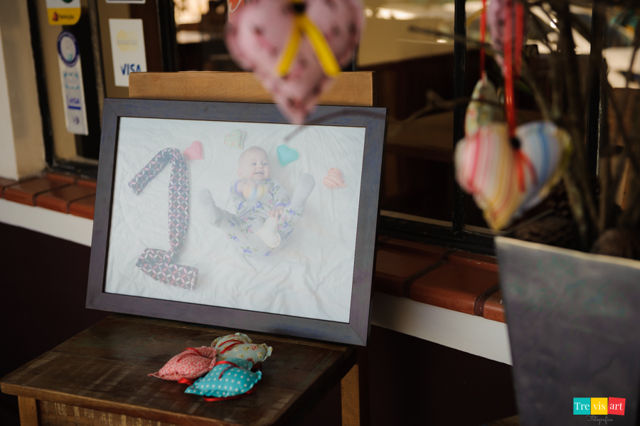 foto quadro de entrada da festa de aniversário no bistro da bibi