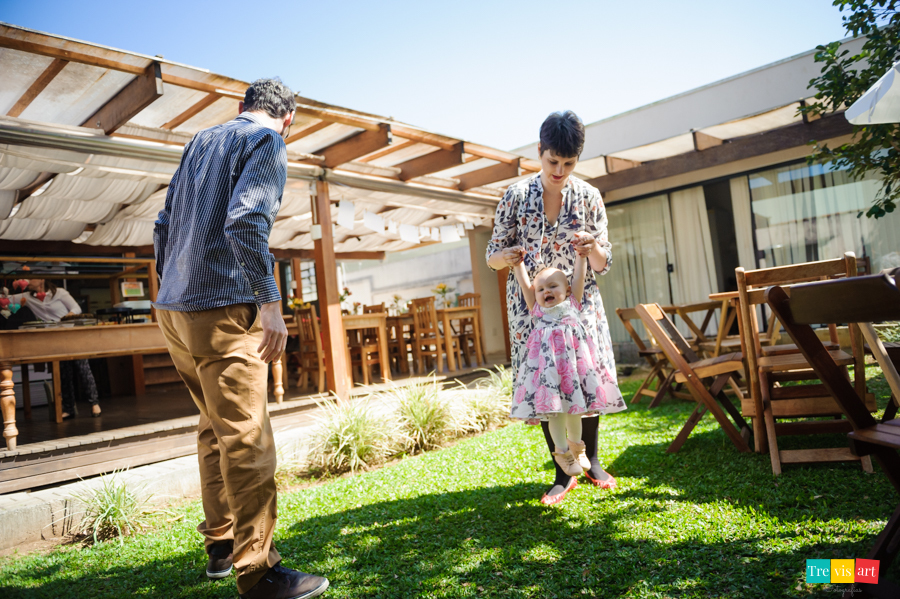 fotografia de familia, foto da aniversariante brincando com os pais