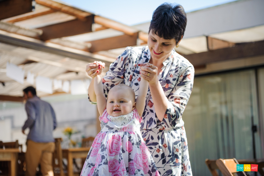 fotografia de familia, foto da aniversariante brincando com a mãe