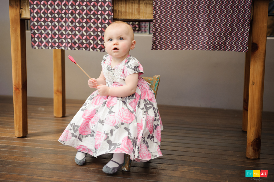 Foto menina brincando na frente da mesa do bolo na sua festa de aniversario