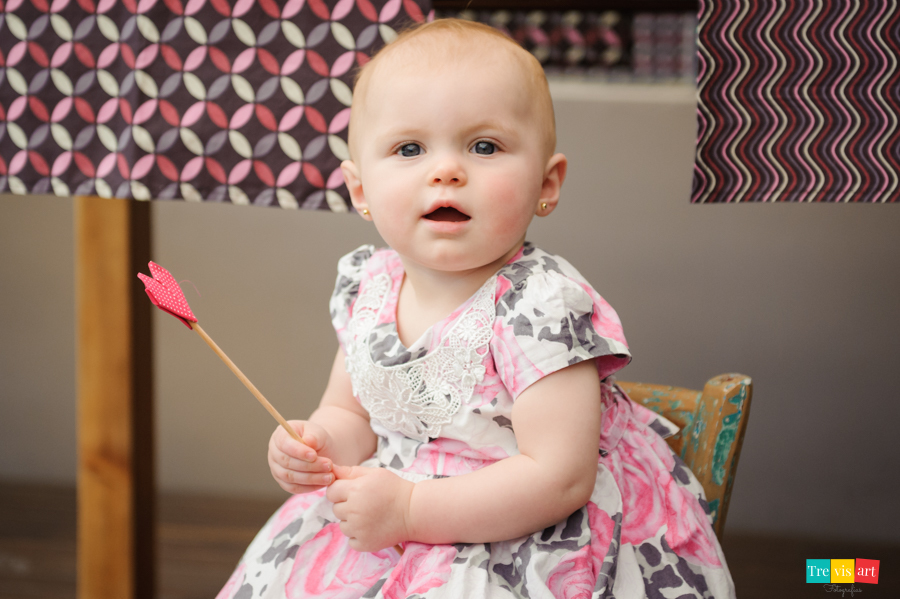 Foto menina posando na frente da mesa do bolo na sua festa de aniversario