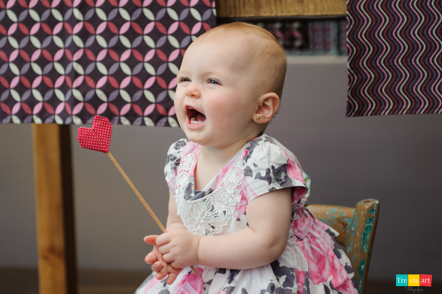 Foto menina gargalhando na frente da mesa do bolo na sua festa de aniversario