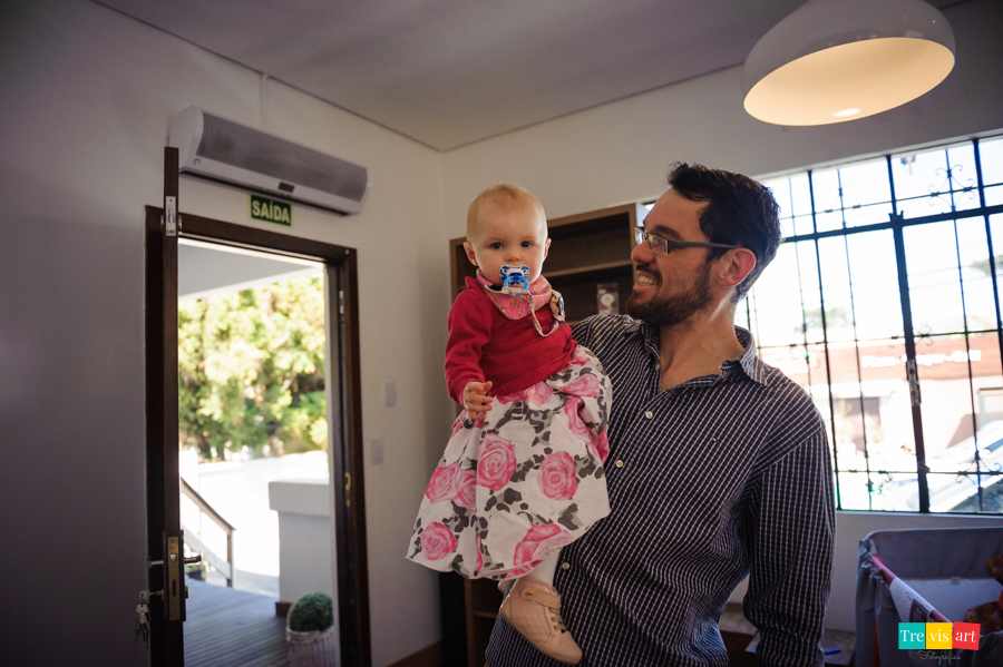 Foto aniversariante chegando na festa de aniversario com o pai