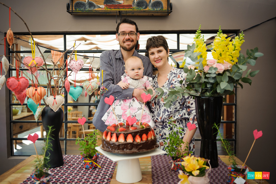 Foto da família na mesa do bolo de aniversario
