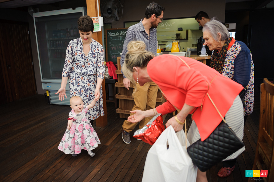 Foto doa avós chegando na festa de aniversario infantil