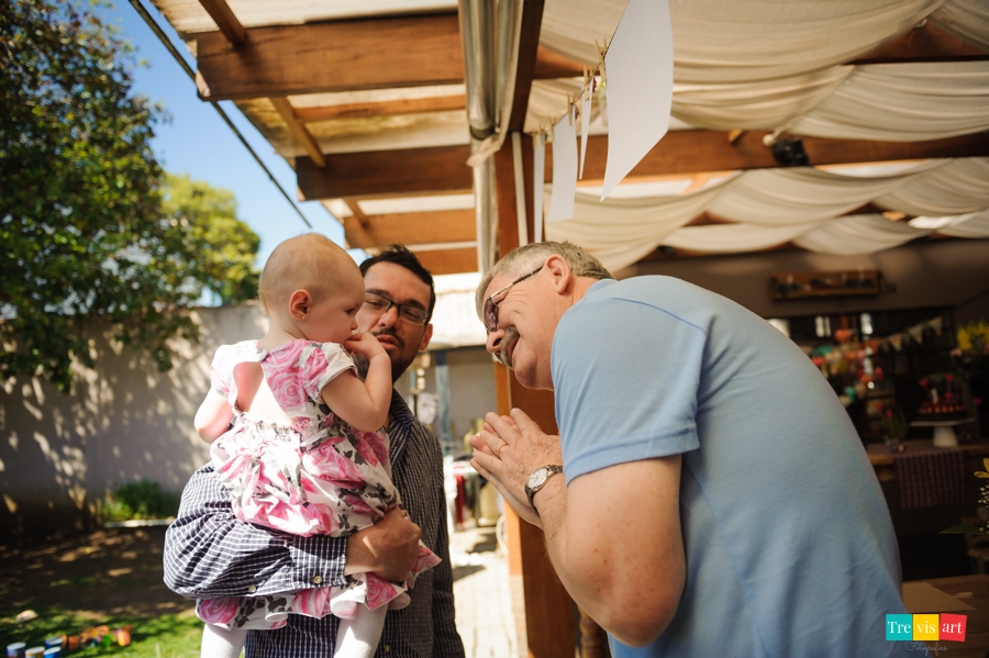 Foto pai e avô brincando com a aniversariante em sua festa de aniversario