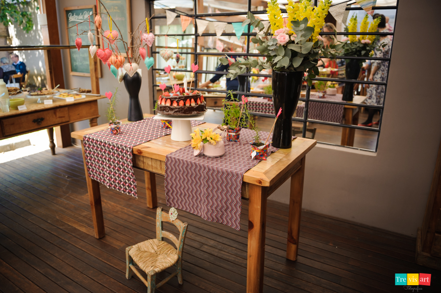 Foto da mesa do bolo da festa de aniversario infantil