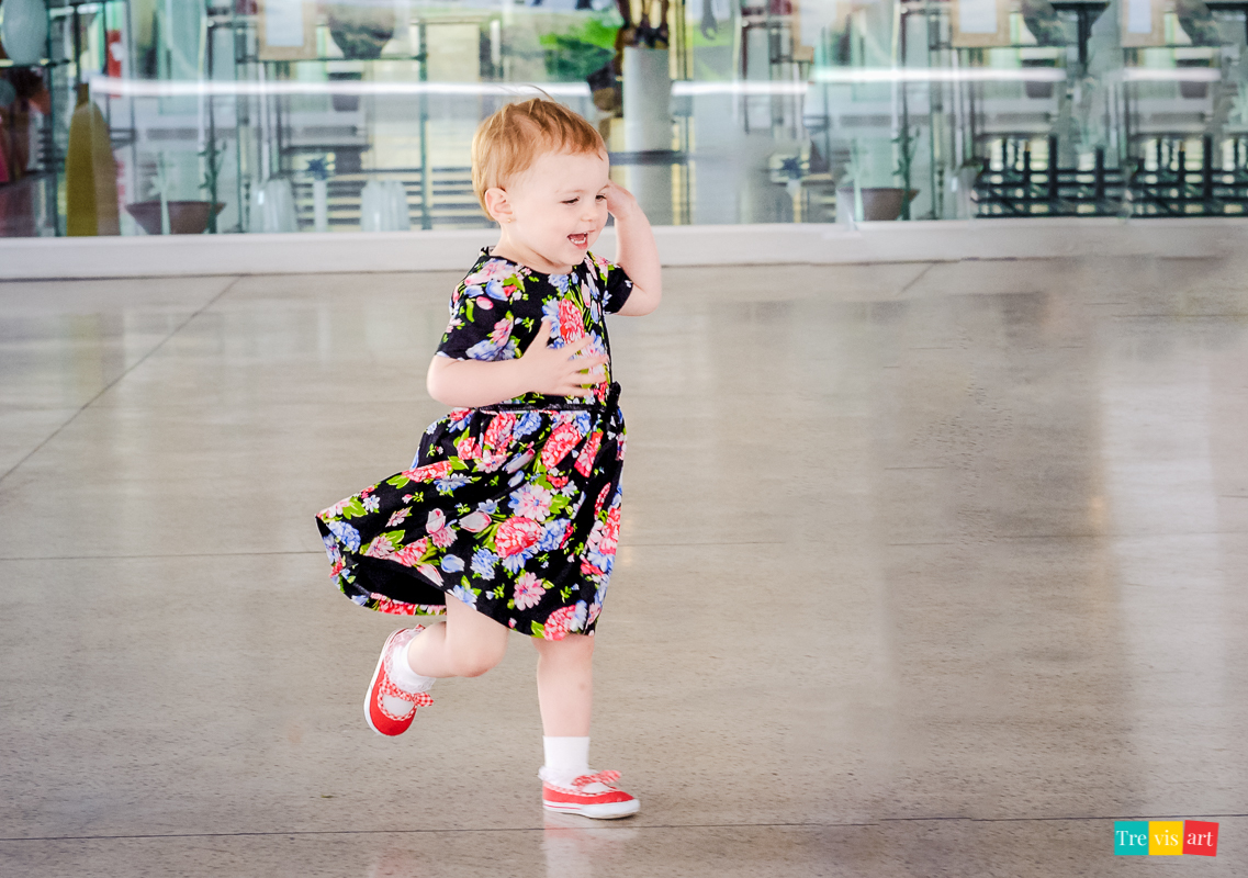 Criança correndo fotografia infantil