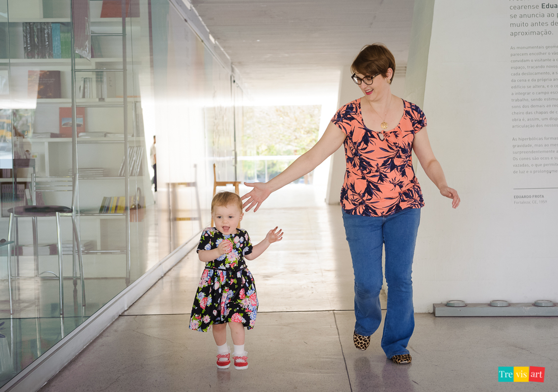 Criança correndo com a mãe ensaio fotografico no MON