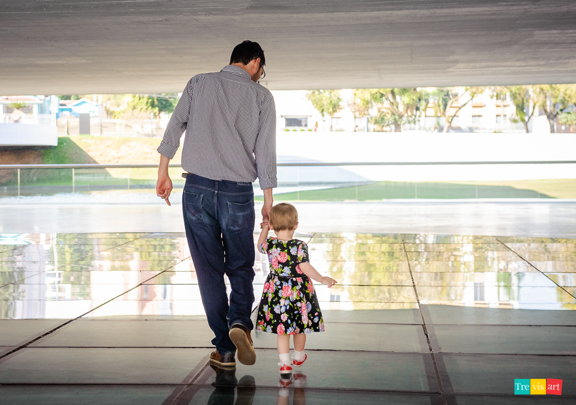 Criança andando com o pai no MOn em Curitiba em seu book fotografico