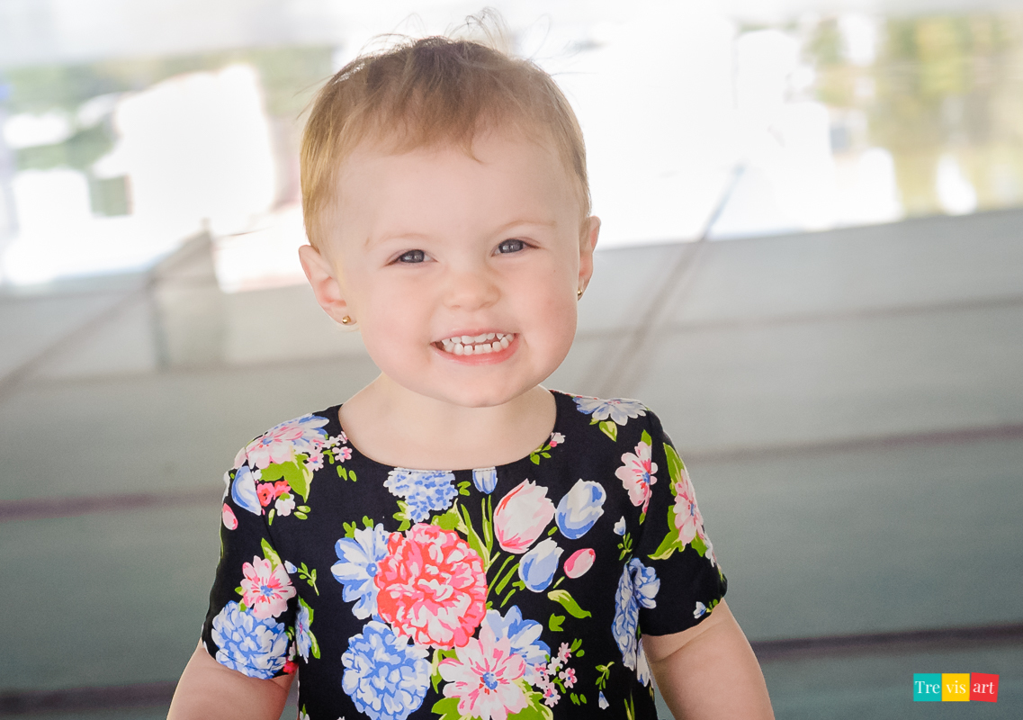 criança sorrindo para foto