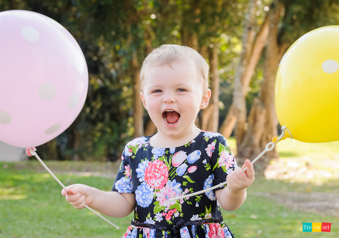 Criança sorrindo e brincando com balões e bexigas ensaio fotografico