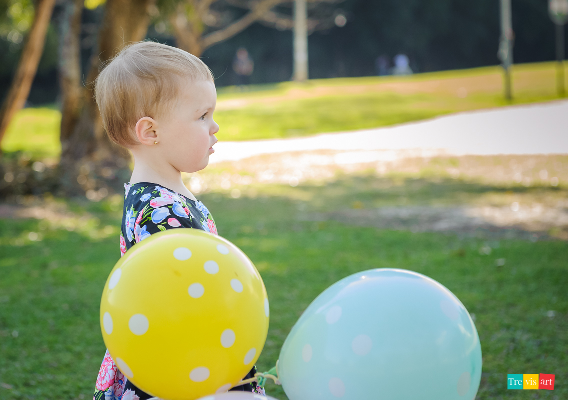 criança de perfil com balões e bexigas no MON