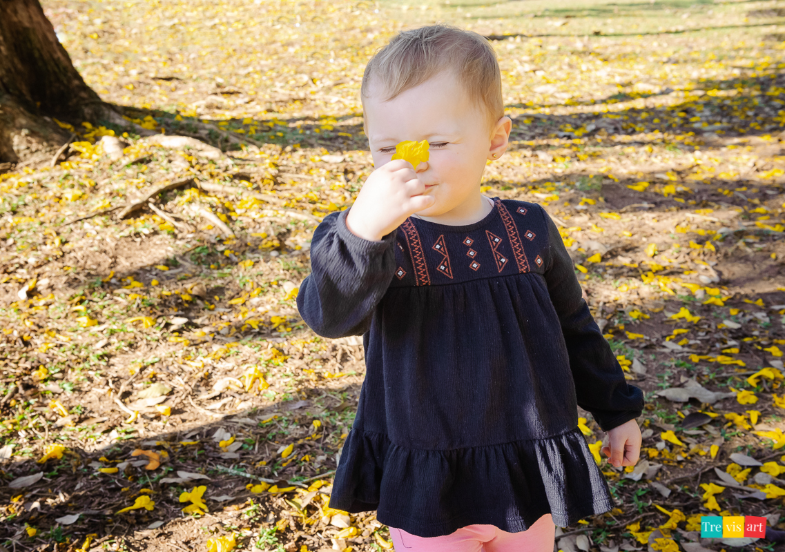 menina cheirando a florzinha no Museu do olho em Curitiba