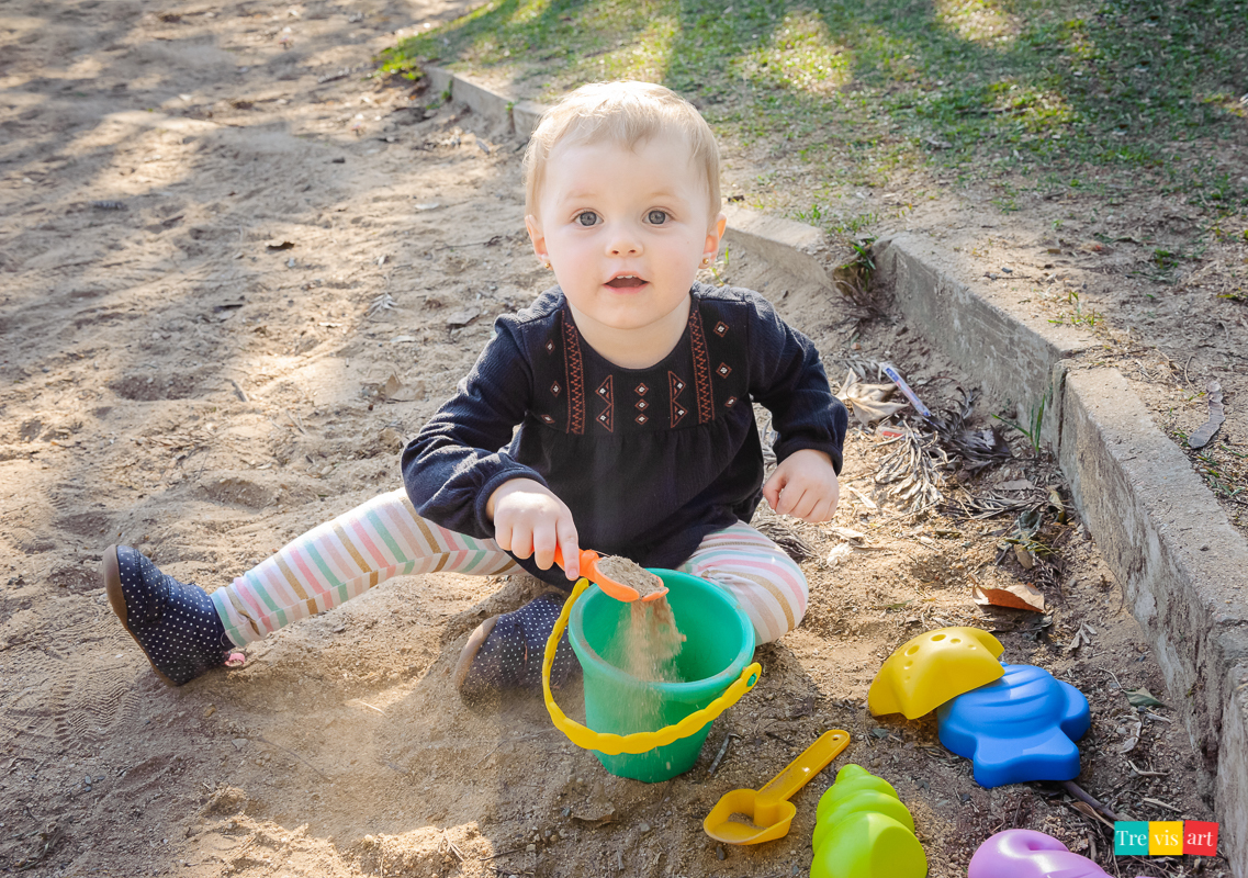 criança brincando na areia do parquinho no Museu do olho em Curitiba