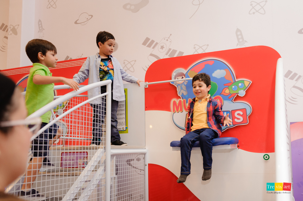 Foto menino brincando no Tombo Legal na festa infantil no Buffet Mundo Kids.