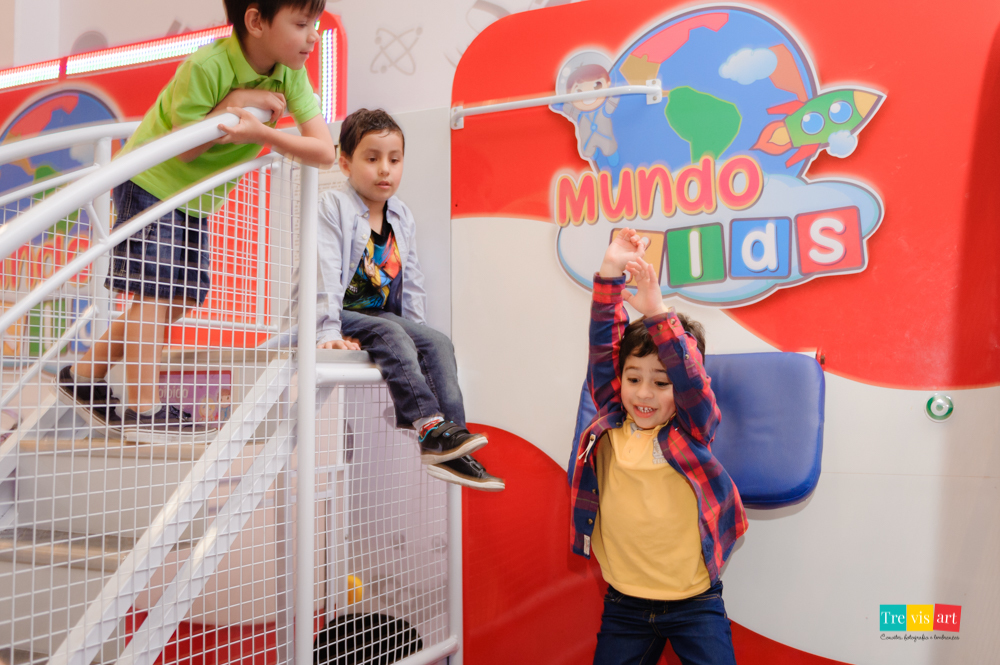Foto menino caindo no Tombo Legal na festa infantil no Buffet Mundo Kids.