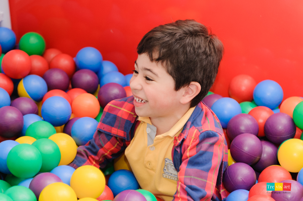 Foto menino brincando na piscina de bolinhas do Tombo Legal na festa infantil no Buffet Mundo Kids.