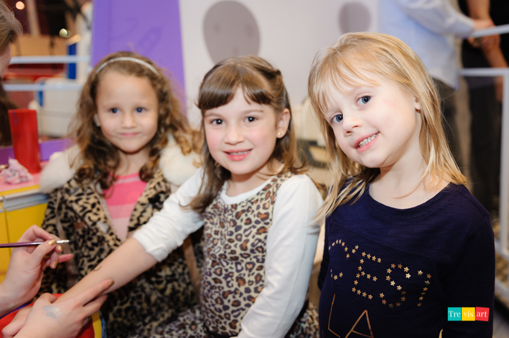 Foto amigas convidadas na festa infantil, tema vingadores.