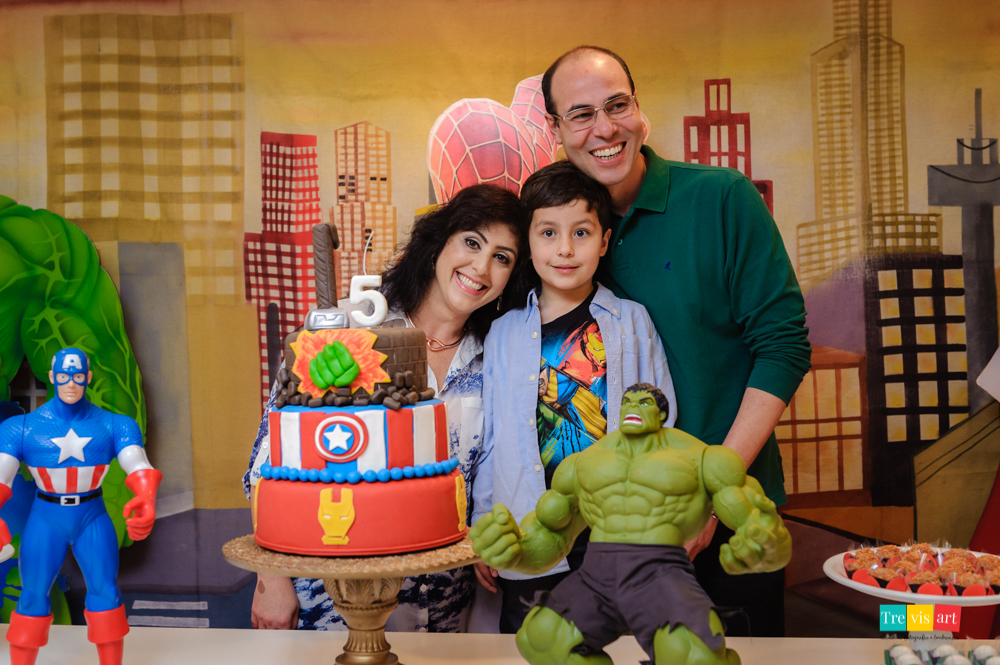 Foto família do aniversariante na decoração da festa infantil, Buffet Mundo Kids.