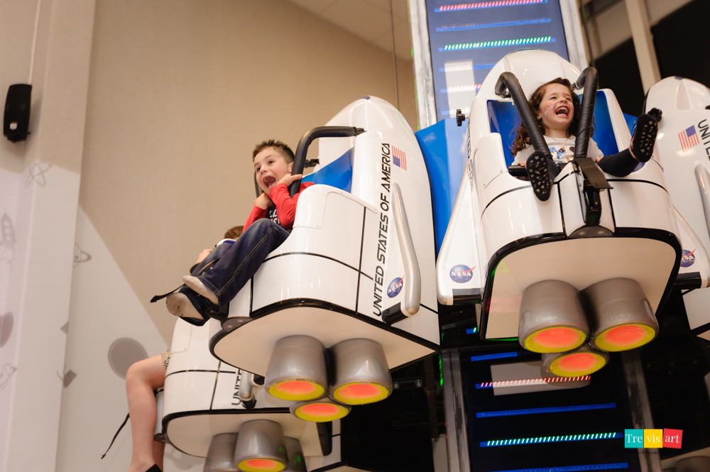 Foto crianças brincando brinquedo Torre Espacial no Buffet Mundo Kids. 