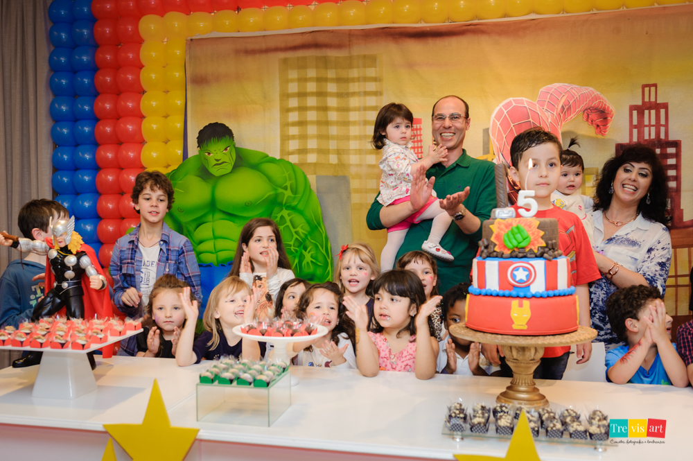 Foto hora do parabéns, festa infantil vingadores, Buffet Mundo Kids.
