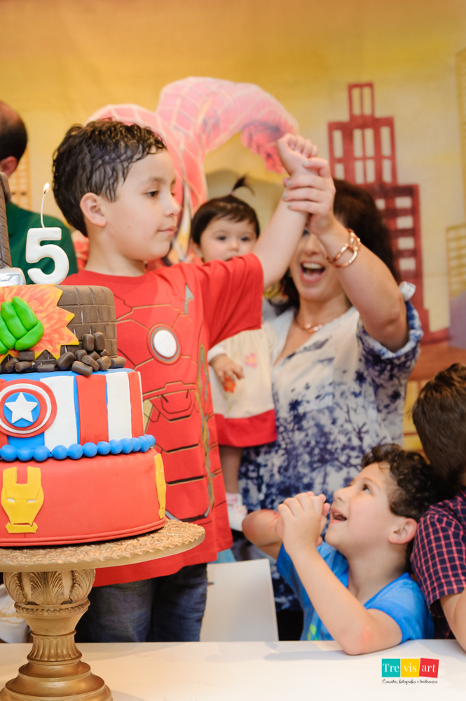 Foto hora do parabéns, festa infantil vingadores, Buffet Mundo Kids.