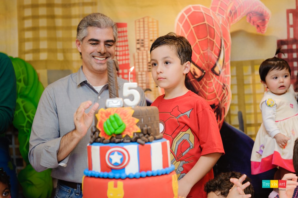 Foto hora do parabéns com o tio e padrinho, assoprando a vela festa infantil vingadores, 