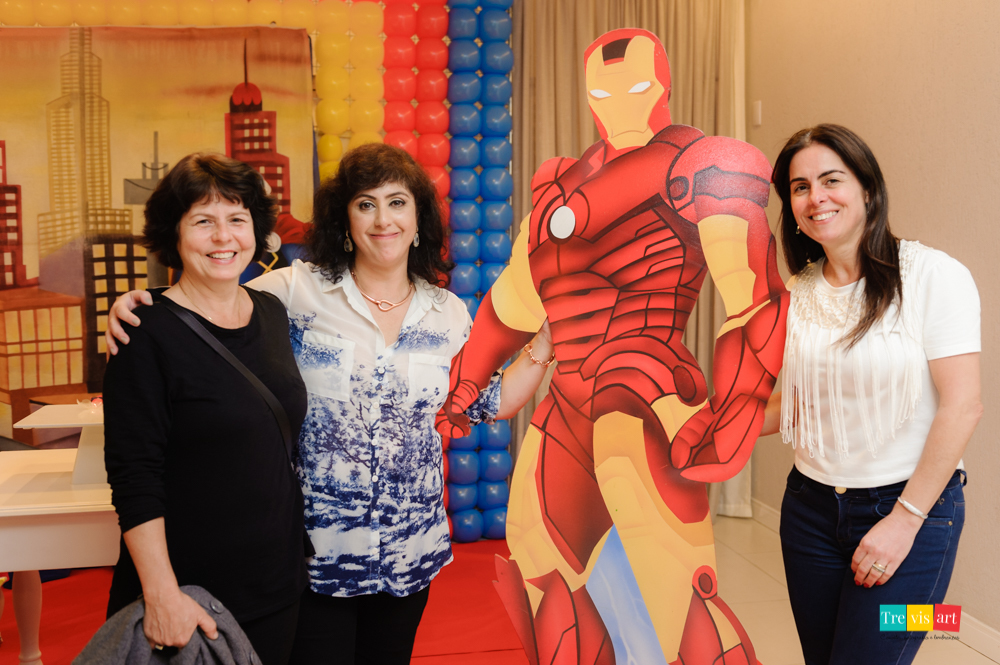Foto mãe e convidadas na decoração da festa infantil, tema vingadores, Homem de Ferro.
