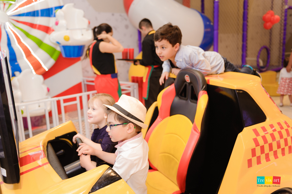 Foto aniversariante brincando com amigos nos brinquedos do Buffet Mundo Kids.