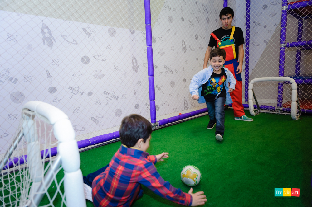 Foto aniversariante jogando futebol na sua festa de aniversario.