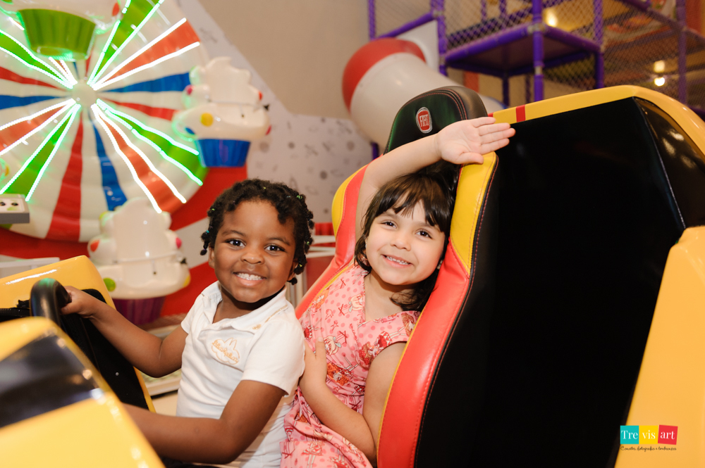 Foto amigas e convidadas brincando nos brinquedos do Buffet.
