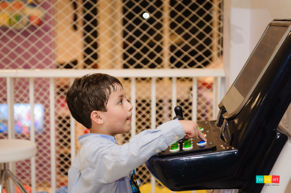 Foto aniversariante jogando nos brinquedos eletronicos da sua festa no Buffet Mundo Kids, tema vingadores